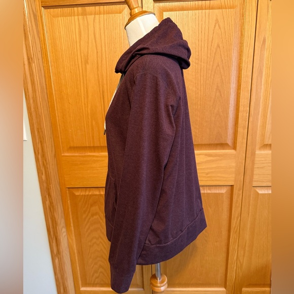 Vuori Halo Performance Hoodie 2.0 - Ruby Heather - Picture 2 of 4